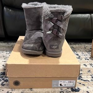 Big kids girls Bailey Bow Grey Ugg size 4